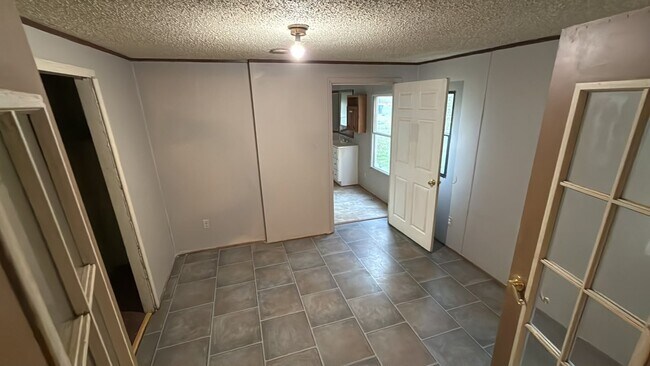 Building Photo - 2034 Meadows Rd