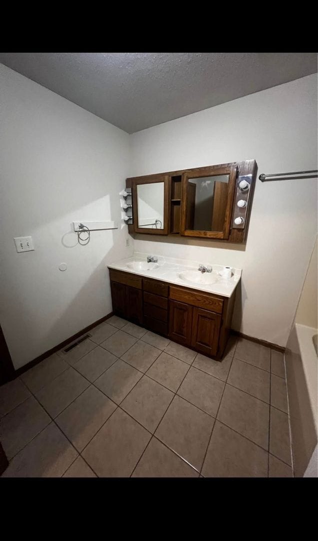 Building Photo - 362/364 Chris Dr.