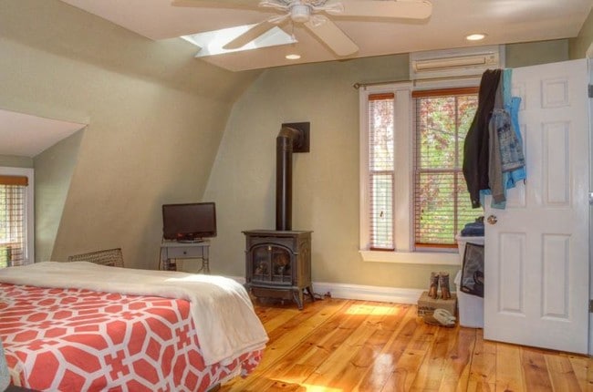 Building Photo - Carriage House