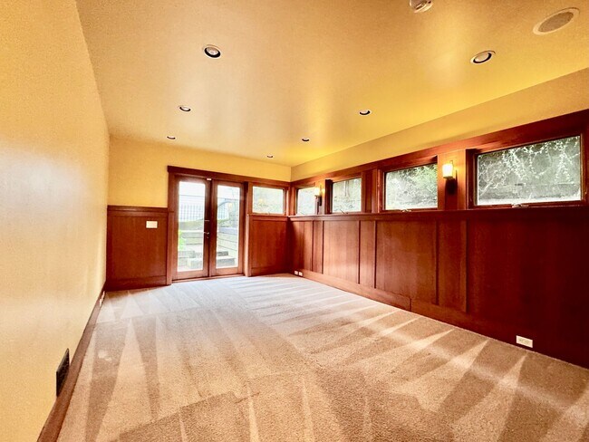 Building Photo - Queen Anne Home