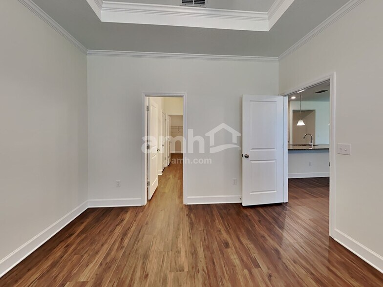 Building Photo - 1398 Sky Lks Dr