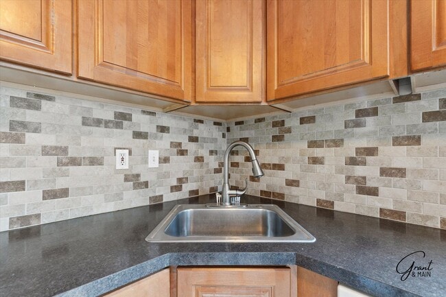 Building Photo - $1400 3 bedroom bungalow