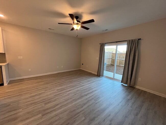 Building Photo - Stunning townhouse located in the heart of...