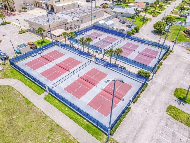 Building Photo - Furnished 3rd Floor Condo Overlooking The Golf Course