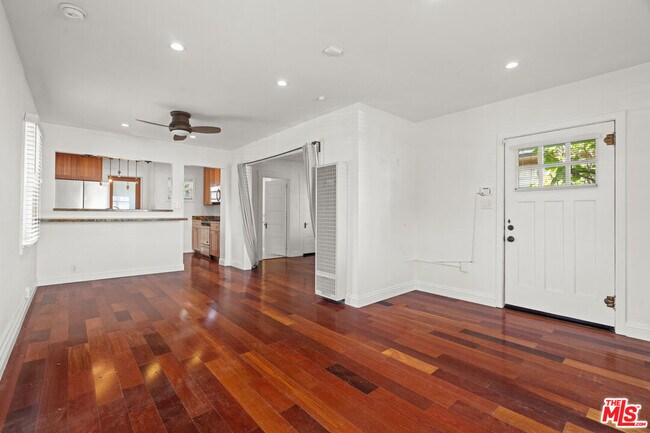 Building Photo - 307 6th Ave