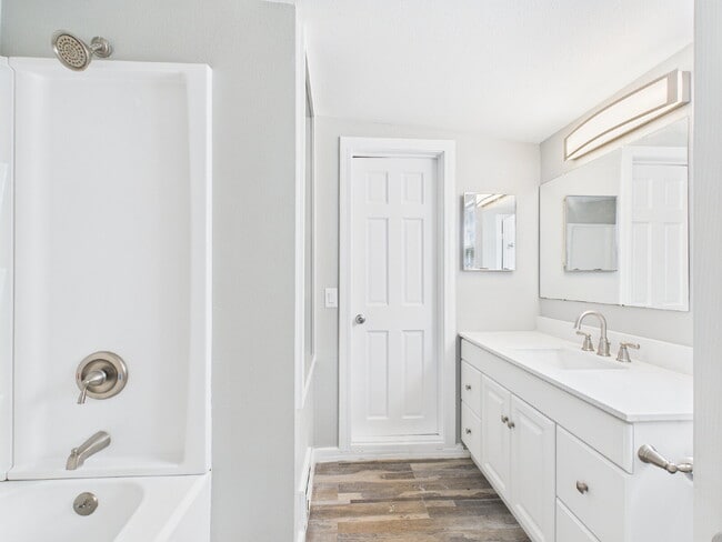 Building Photo - Gorgeous 4/3 in Quiet Neighborhood Utiliti...
