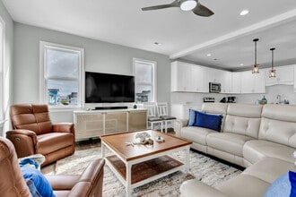 Building Photo - 822 S Topsail Dr