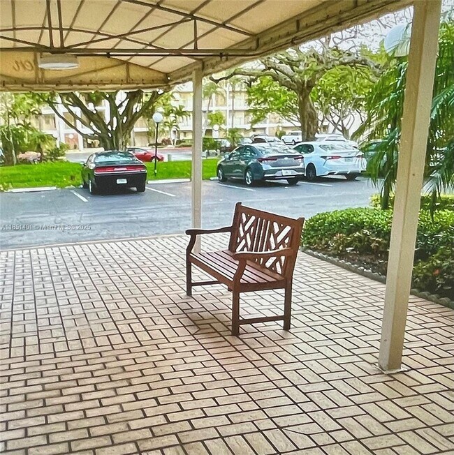 Building Photo - 2801 N Palm Aire Dr