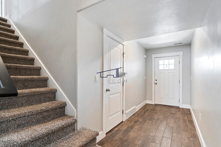 Building Photo - 6471 S Aspen Ln