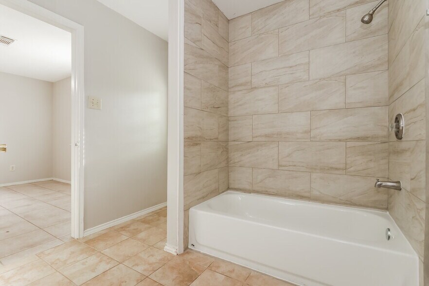 Building Photo - 1034 Canterbury Dr