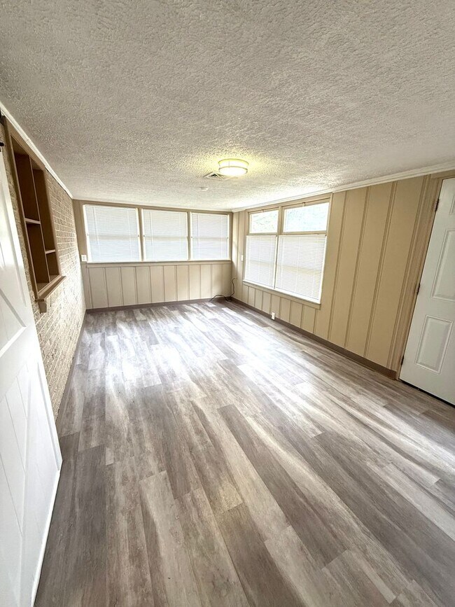 Building Photo - ** 3 bed 2 bath located off perry hill ** ...