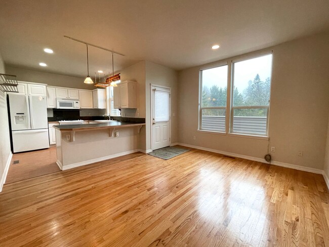 Building Photo - Gorgeous Townhouse in the Heart of Multnomah Village with Attached Garage, Outdoor Space