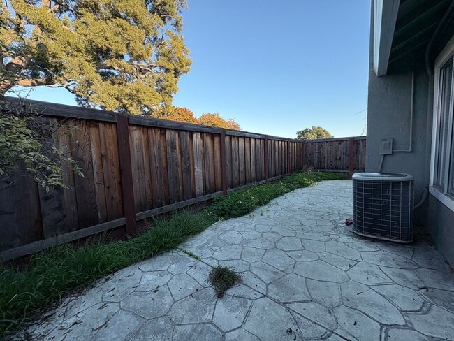 Building Photo - Charming Townhouse Located In Foster City Available Now!