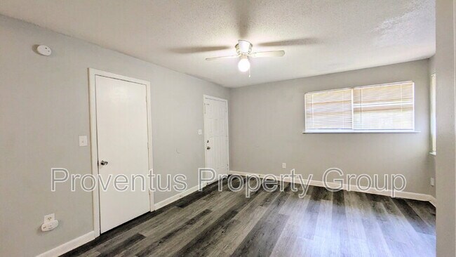 Building Photo - 4527 Versailles Dr