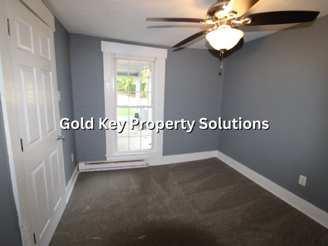 Building Photo - Fully Updated 2 BR 1 BA House with Covered...