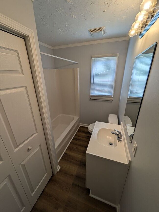 Building Photo - 2BD/1BA Duplex in Newton
