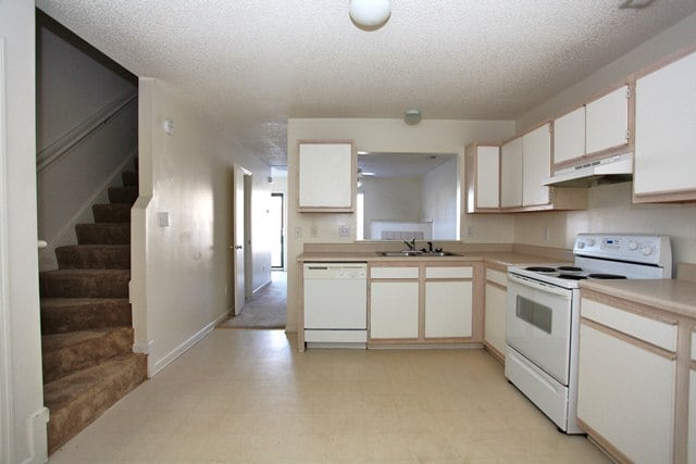 Building Photo - Close to area splash pad and parks