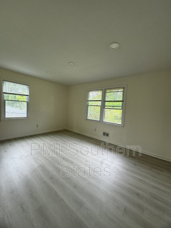 Building Photo - 205 Ellington Dr
