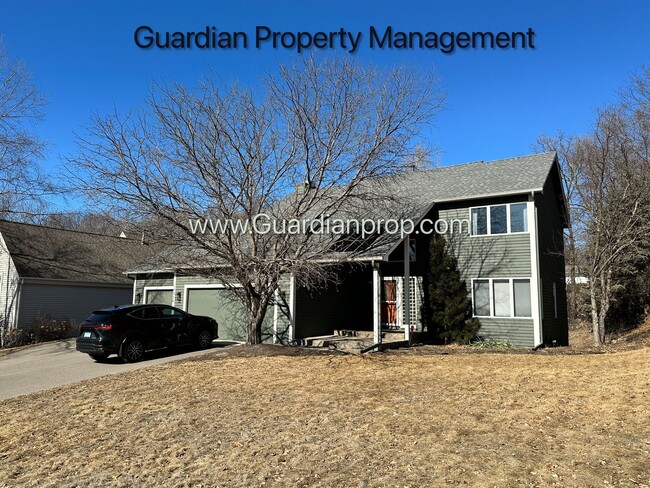 Building Photo - Eden Prairie SFH, 3 Car Garage, Sunroom, D...