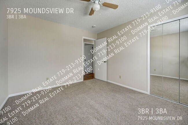 Building Photo - Huge Sunroom with Tons of Natural Light!