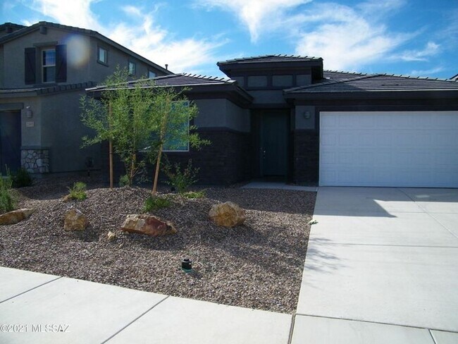 Building Photo - Beauty in Oro Valley