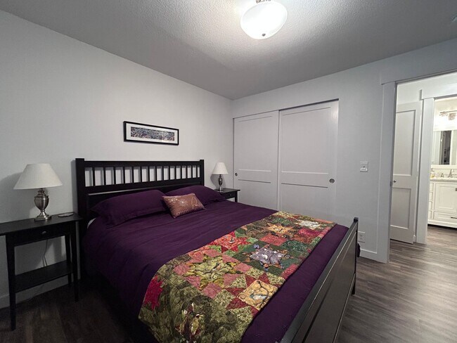 Building Photo - 3 Bedroom 2 Bath home in south Bellingham with a 2-car garage