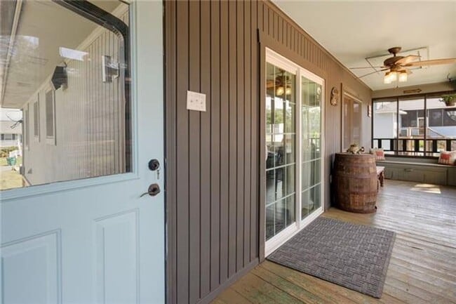 Building Photo - 3113 Bayou View Dr