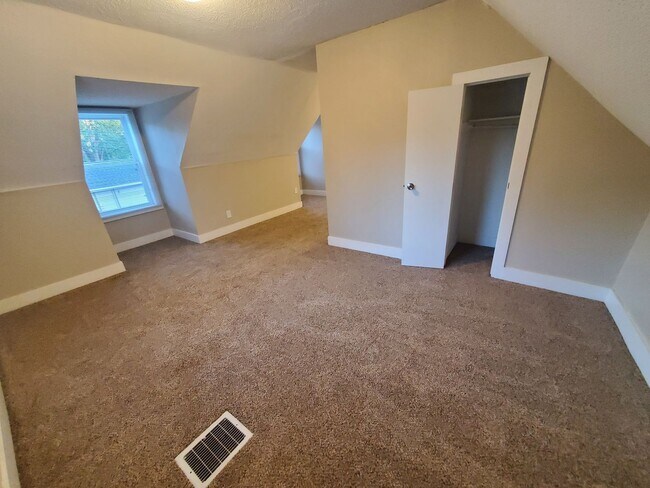 Building Photo - 2 Bedroom, 1 Bathroom home with front porch and fenced yard!