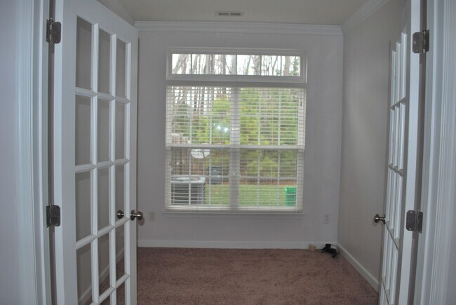 Building Photo - -- AVAILABLE SOON!  SPACIOUS 3 BED 2.5 BAT...