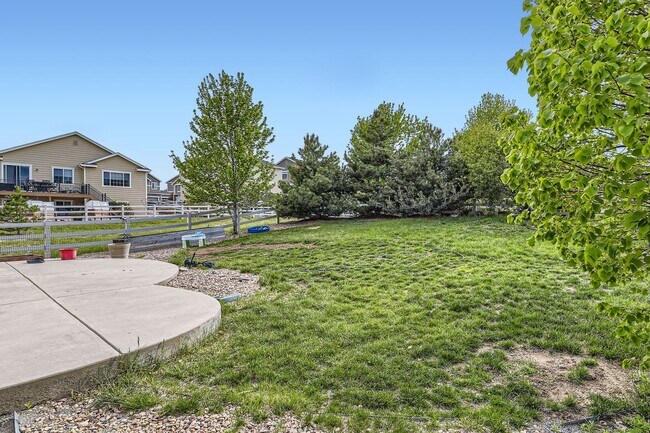 Building Photo - Beautiful 2 story 2,518 sq ft 4 bed 2.5 bath single family home