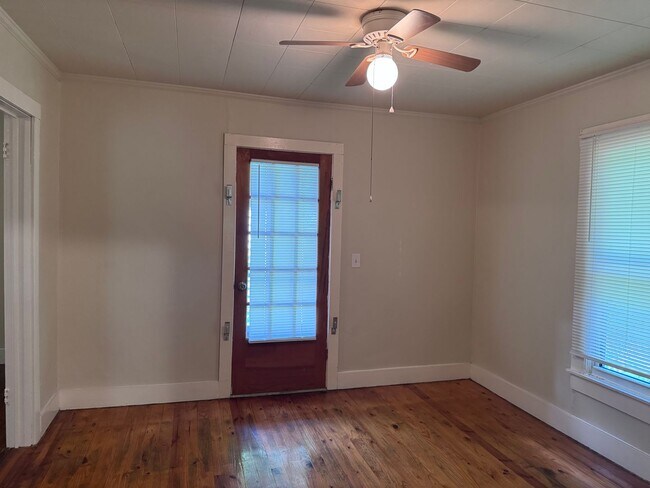 Building Photo - Country Living on 2 Acres! Palmyra Area. 2 Bed/1 Bath and a office.