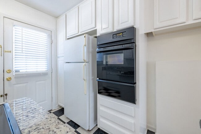 Building Photo - Peachtree Hills Court, 2-bedroom Atlanta a...