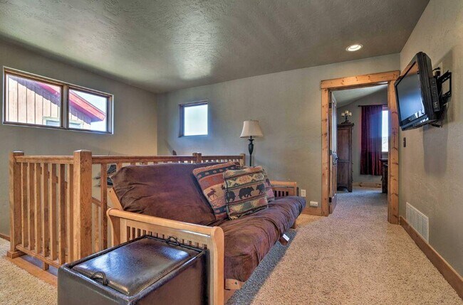 Building Photo - 400 Paintbrush Ter