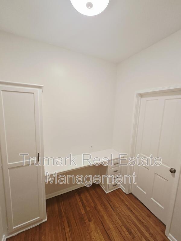 Building Photo - 410 E Harvard St