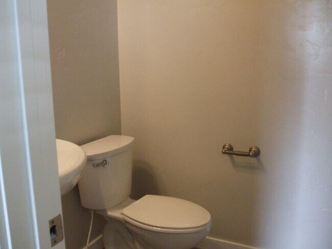 Building Photo - Beautiful  4 bed, 2.5 bath 2 car with extra deep bay and an additional office