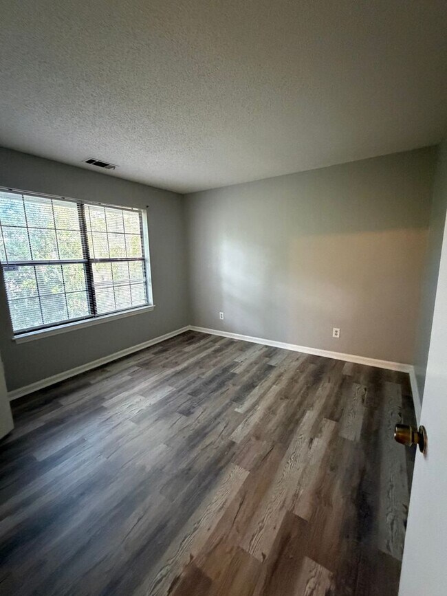 Building Photo - Hidden Lake Townhomes 2 Bedroom 1.5 Bathroom