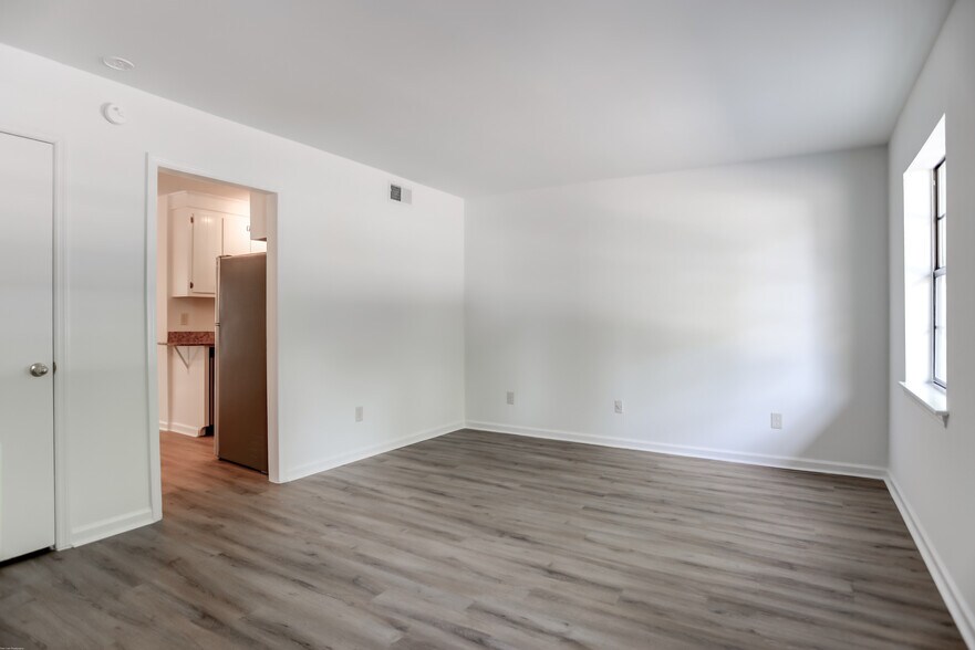 Building Photo - 1618 Poinsettia Rd