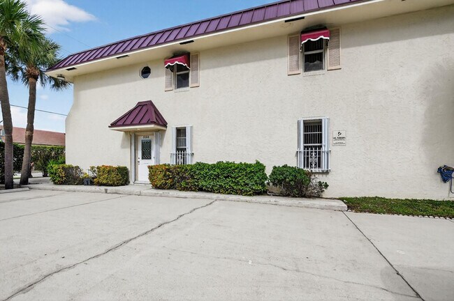 Building Photo - 596 SE 20th Ave