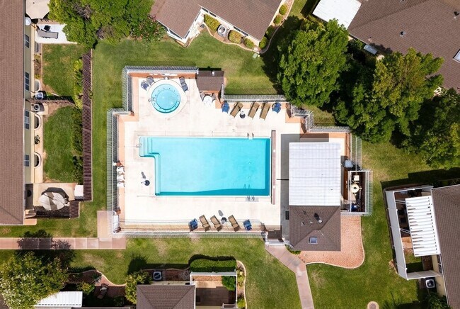 Building Photo - 845 N Valley View Dr
