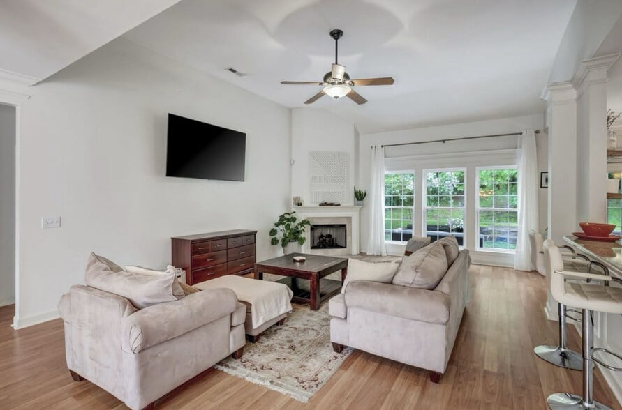 Building Photo - 6925 Sunnywood Dr