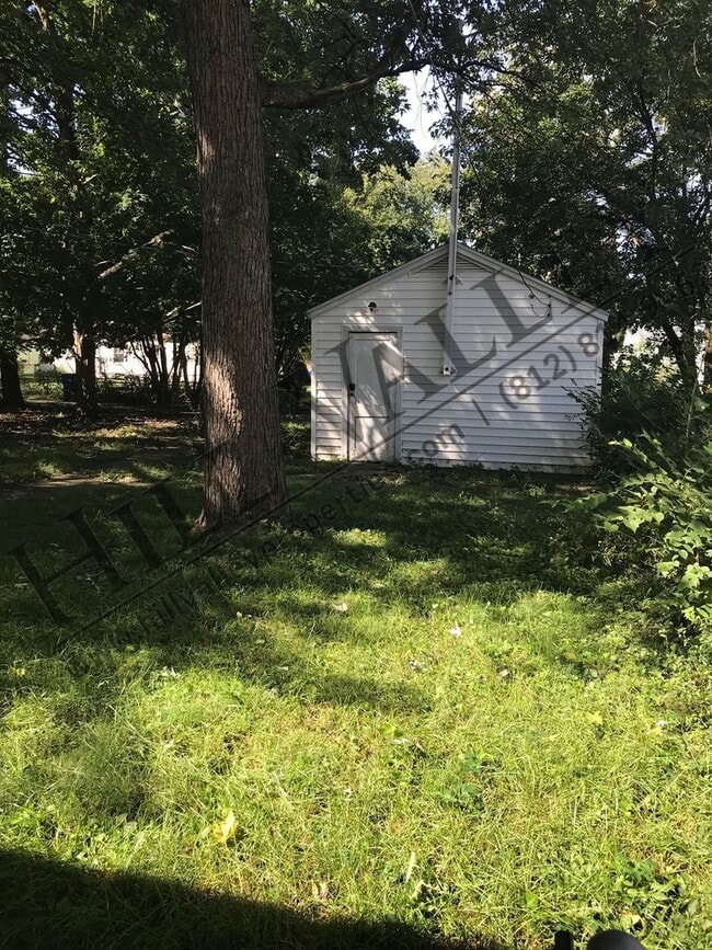 Building Photo - Three bedroom, 1 1/2 bath - East