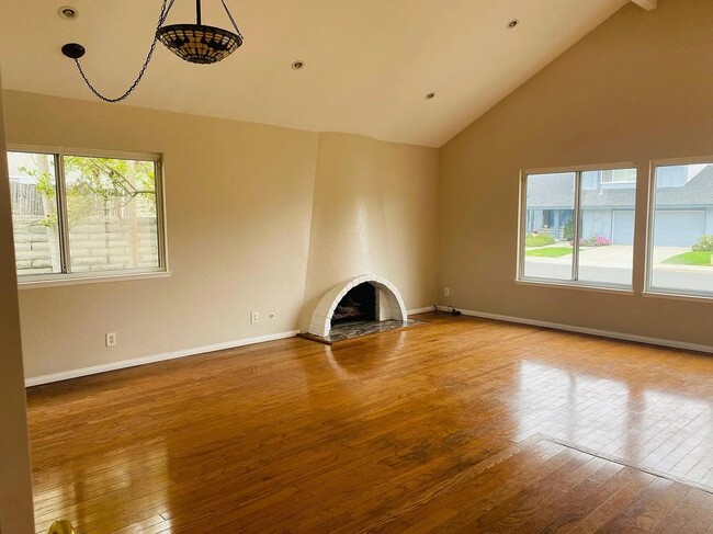 Building Photo - 4470 Avenida Granada