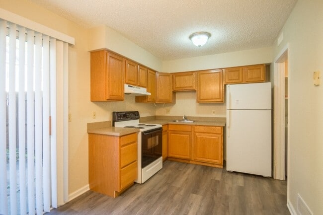 Building Photo - 221 Peppertree Ln