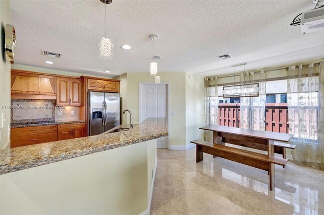 Building Photo - 10425 Bermuda Dr