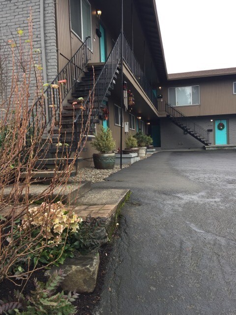 Building Photo - Upper corner unit 1 bed on Belmont, granite, hardwoods, off street parking!