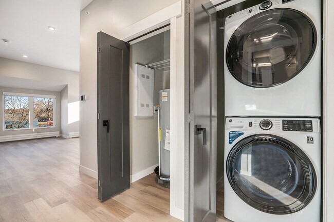 Building Photo - 815 N Pitcher St