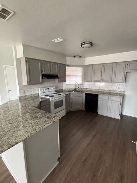 Building Photo - 2839 Adrian Ave