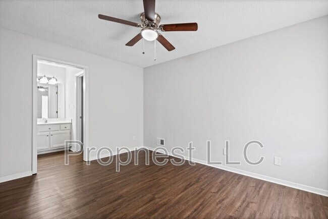 Building Photo - 807 Barrington Woods Cove