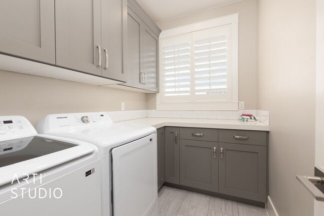 Building Photo - Gorgeous 5 bed 4 bath furnished home in Li...