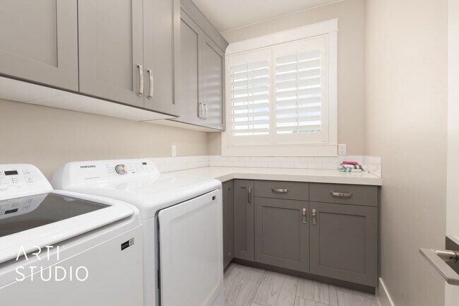 Building Photo - Gorgeous 5 bed 4 bath with AWESOME BACK YA...